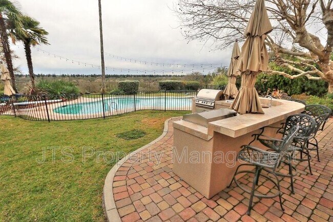 8520 Emperor Dr