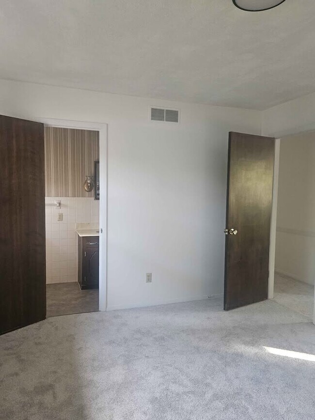 Photo - 121 S Regency Dr