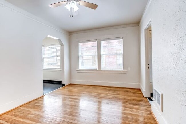 Building Photo - Beautiful Vintage Studio Near 23rd !!