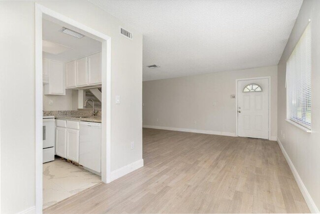 Photo - Lovely 2 Bedroom Condo Now Available - Pine Shadows Close to Valencia