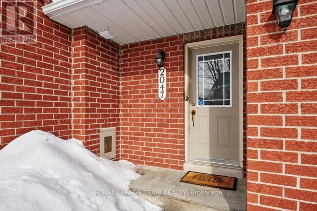 Photo - 2047 Dunollie Crescent