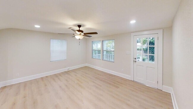Photo - lovely 3/1 house with fence yard