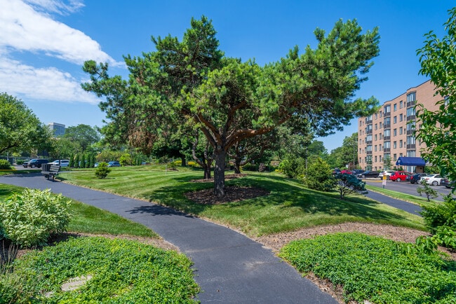 637 E Woodland Park Ave Unit 402