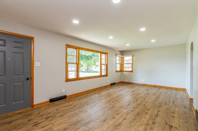 Photo - 705 2nd Ave SE