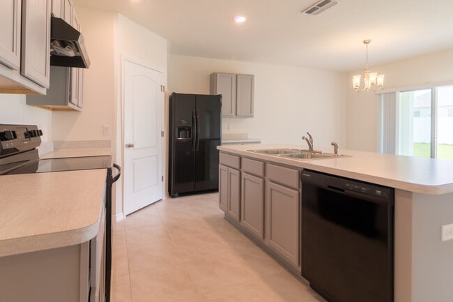 Photo - 462 St Georges Cir