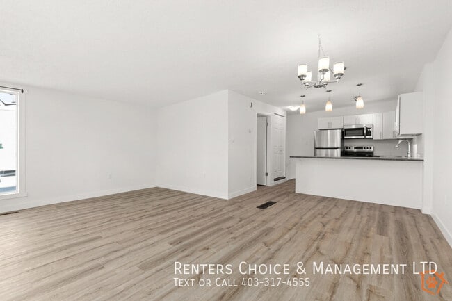Renovated Dog + Cat Friendly Townhouse with Parking + AC