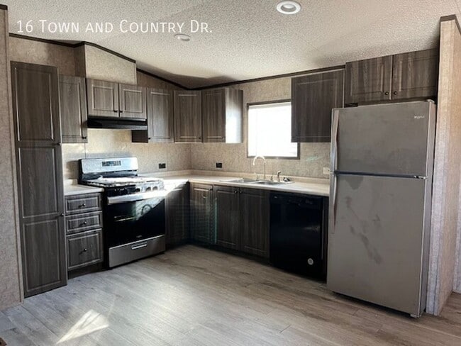 Photo - 16 Town and Country Dr