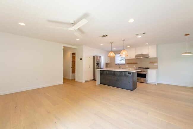 Photo - 1601 Cloverleaf Dr