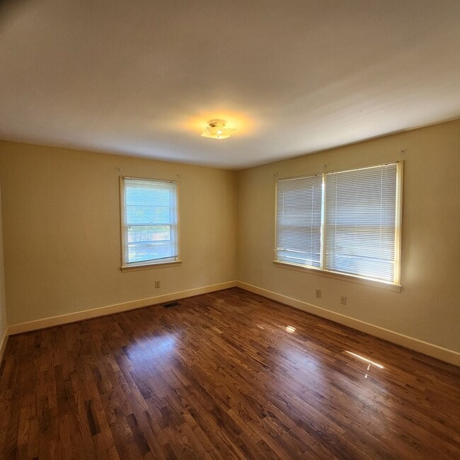 Photo - 201 Williamson St