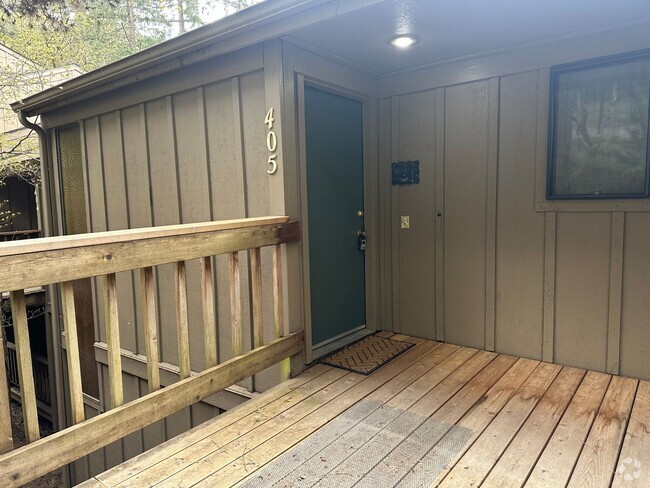Building Photo - Updated 2 bedroom 1.5 bath condo!