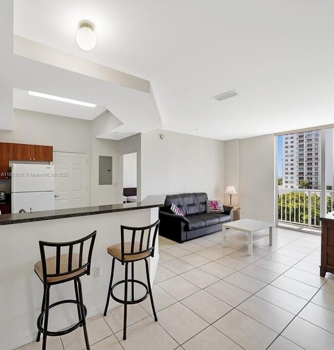 Photo - 115 SW 11th St Unidad 902