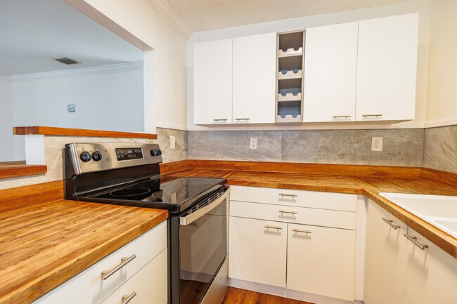 Building Photo - 520 NE 58th St