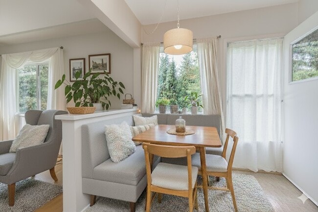 Photo - 8183 Strathearn Av