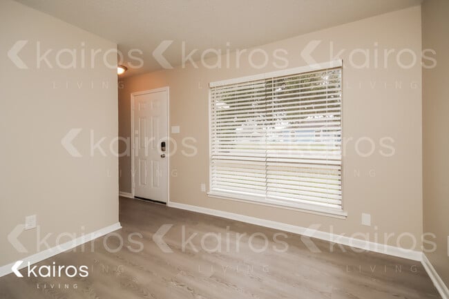 Photo - 304 Robbie St