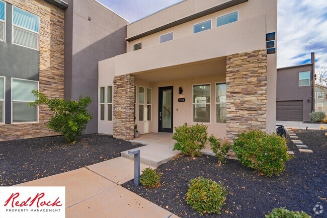 Building Photo - Spacious 2 Bedroom Unit in Desert Color Wi... Rental