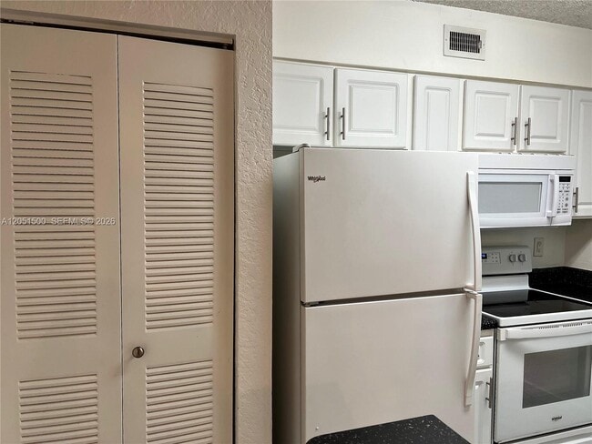 Photo - 2831 N Oakland Forest Dr Unit 210