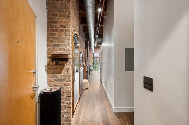 Photo - 1040 W Adams St