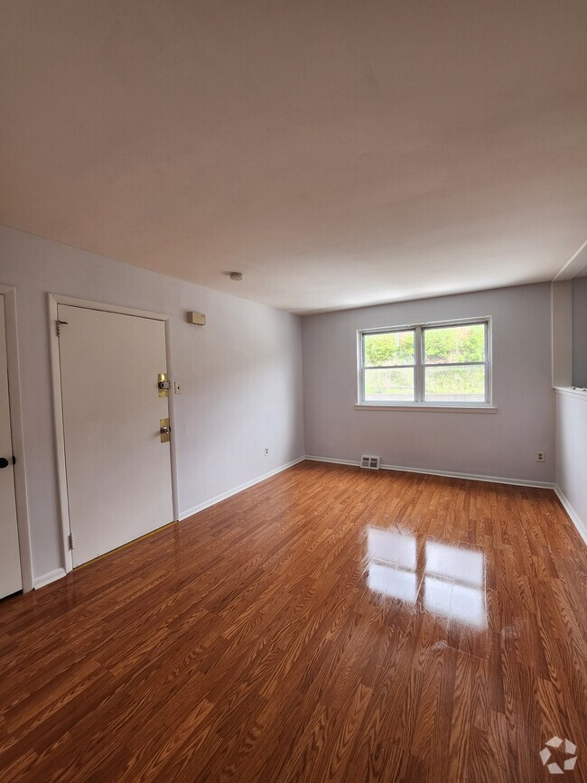 Building Photo - 3502 Woodhaven Rd Unit 1st floor Rental