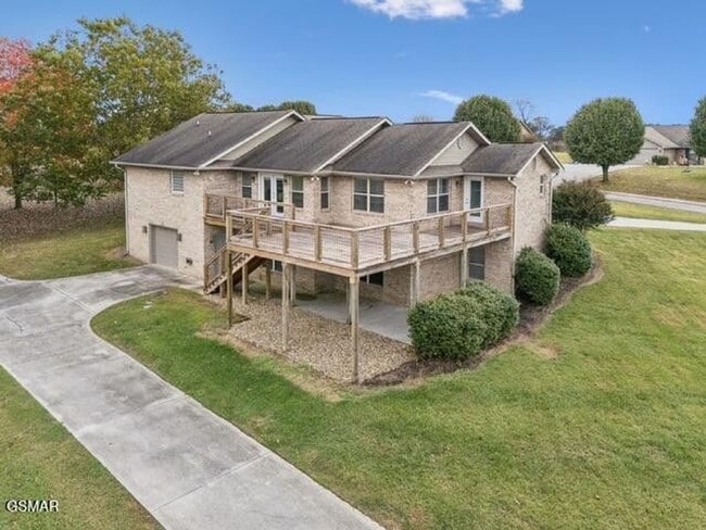 Photo - Spacious & Grand Living!!!