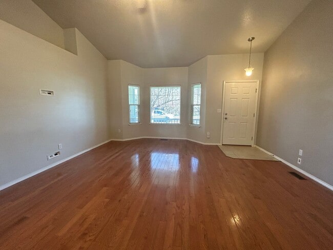 Photo - 115 Cassidy Dr E