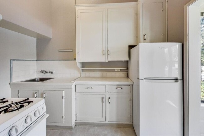 Building Photo - 159 Emerson St Unit 05