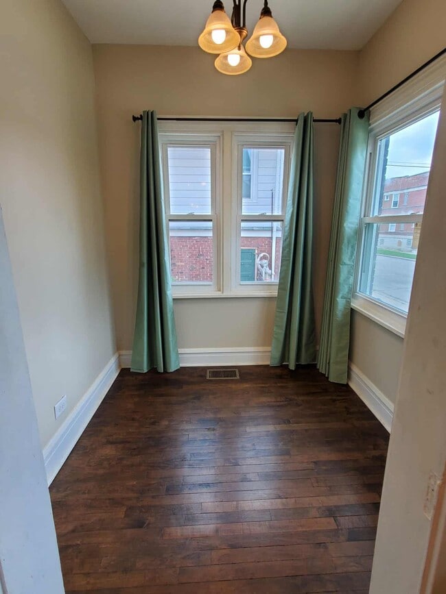 sun room - 400 S 4th Ave Unit Spacious 3 bedroom, 1 bat