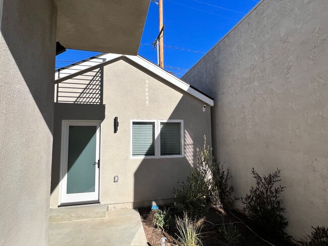 Building Photo - 1337 23rd St Unit E