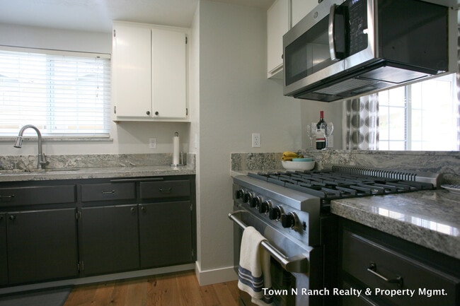 Photo - 3Br 2 1/2Ba, 2 Story Condo Avail May 1st short term lease