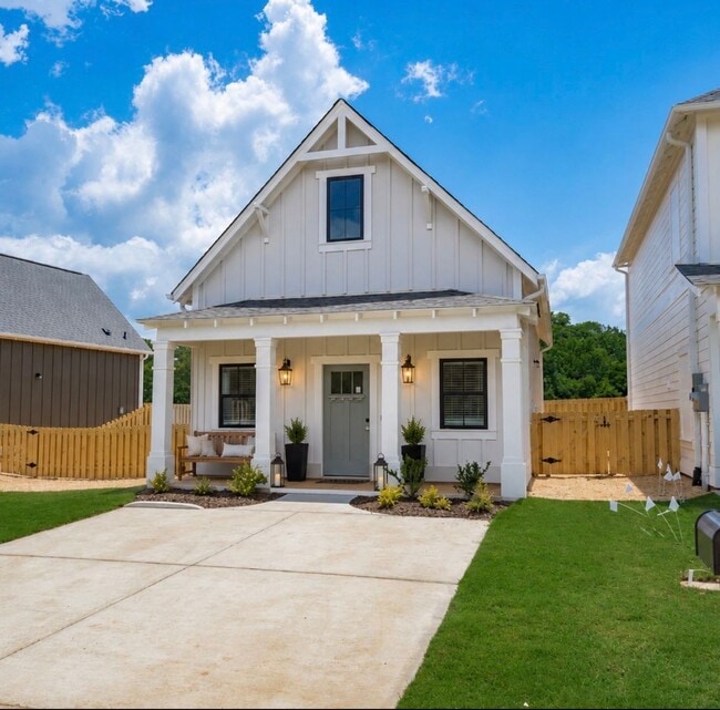 Building Photo - One Bedroom Cottage with Fenced Backyard!