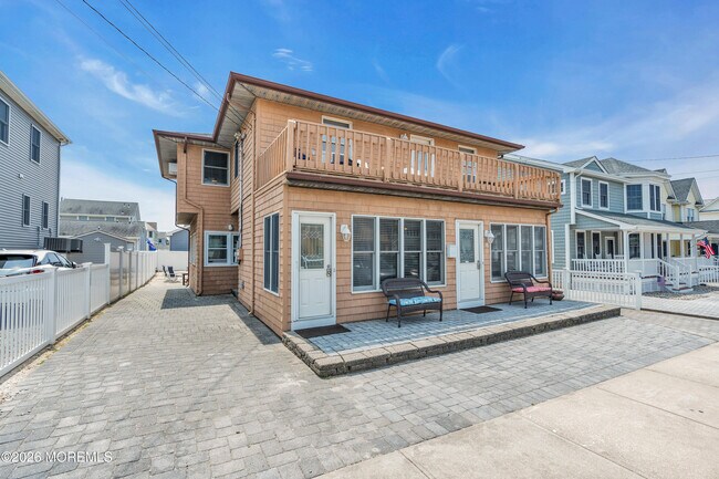 8 President Ave