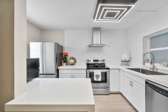 Building Photo - 2805 SW 22nd Ave Unit 104