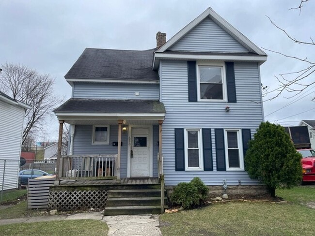 Building Photo - Newly Renovated 2 Bedroom Duplex