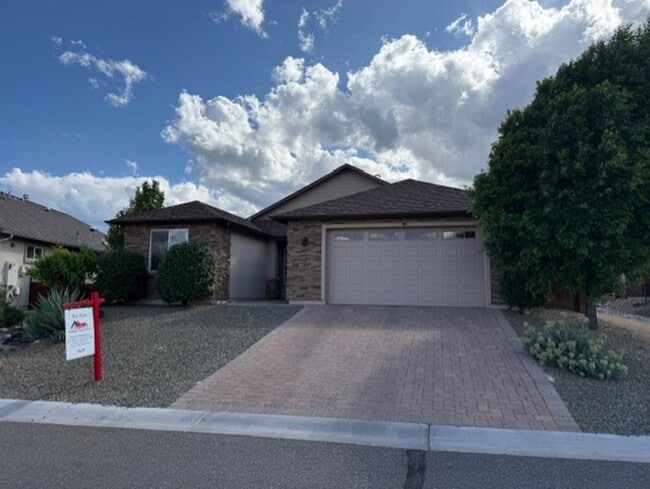 Building Photo - Home In The Vineyards 3 Bedroom 2 Bath Home - Contact Property Pros Property Management