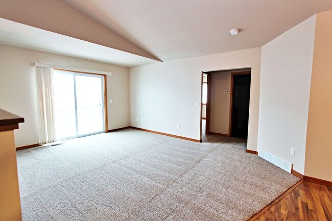 Photo - 4 Bedroom Townhome!