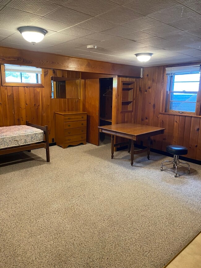 Building Photo - 1402 Broadway N