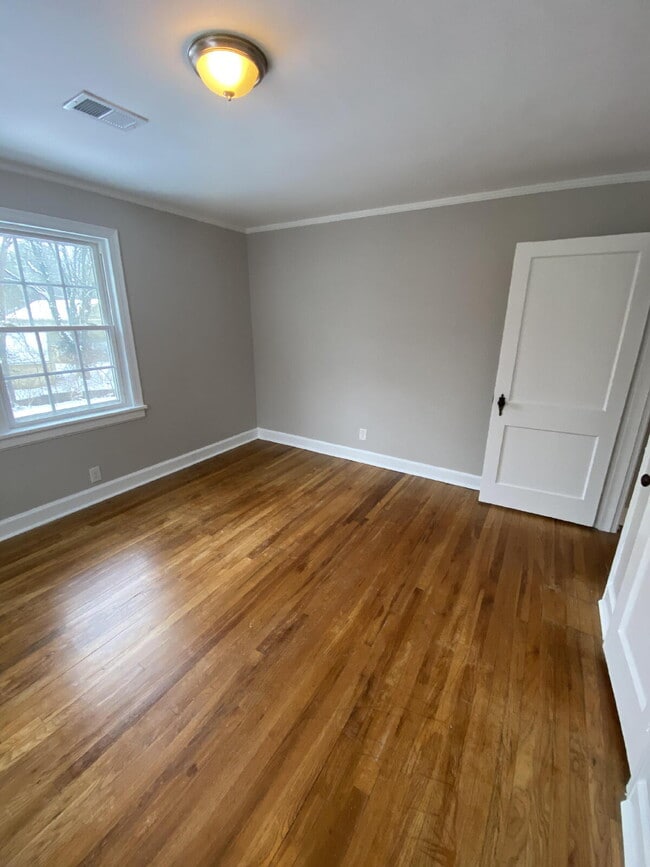 Photo - **APPLICATIONS PENDING**  SHORTER LEASE TE... Unit (Upstairs)