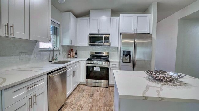 Building Photo - 711 House Creek Dr