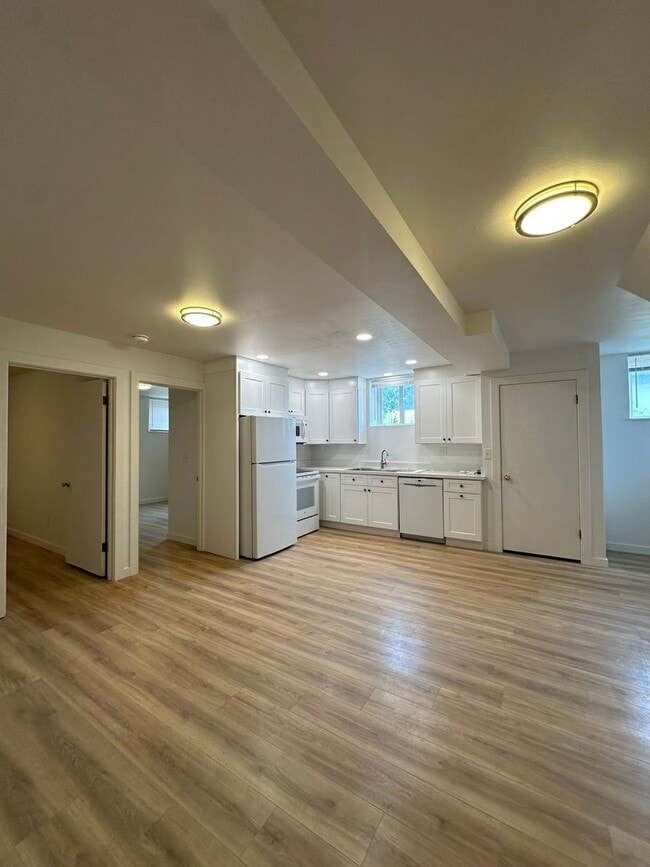 Building Photo - 300 S Franklin Ave Unit 300 S. Franklin  B