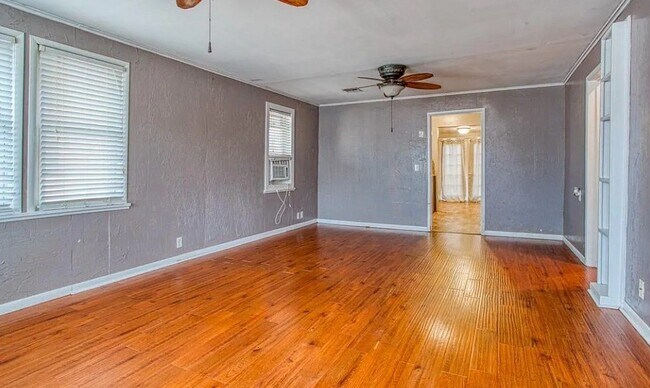 Photo - 813 N Burford Ave