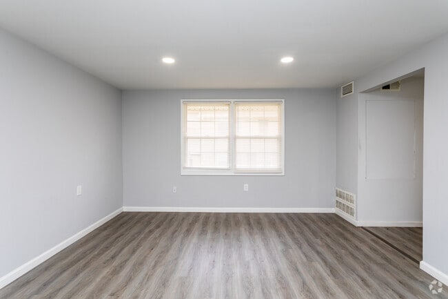 2BR, 1BA Townhome - 783SF - Living Room