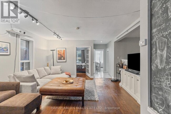 Photo - 888 College St