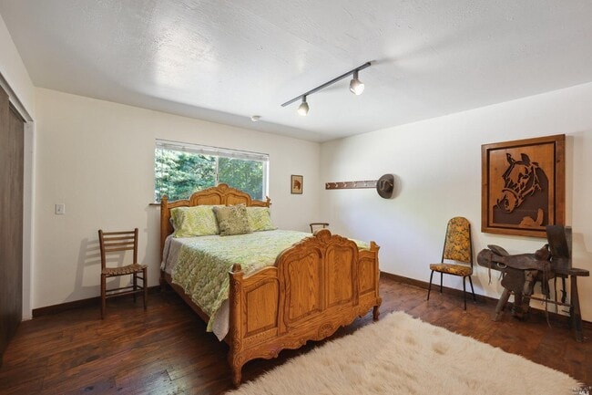 Photo - 5953 Shoreline Hwy