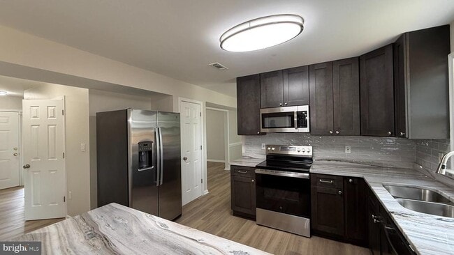 Building Photo - 10100 Bellevue Ct