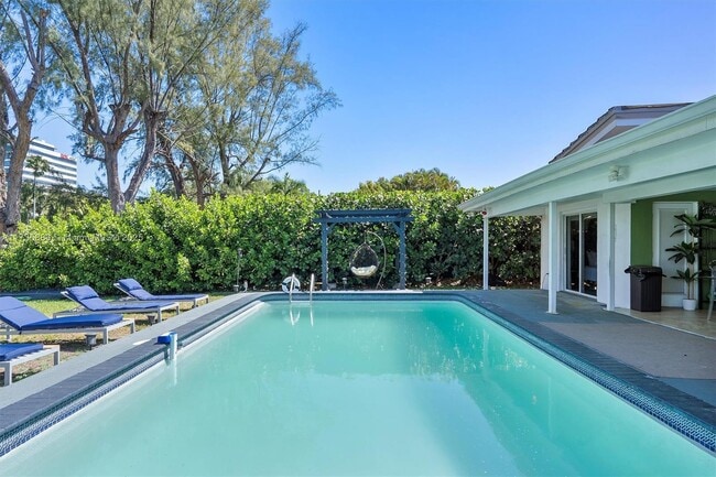 Photo - 2541 NE 195th St