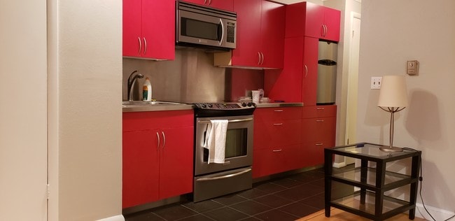 Kitchen - 1140 N Downing St Unit 304