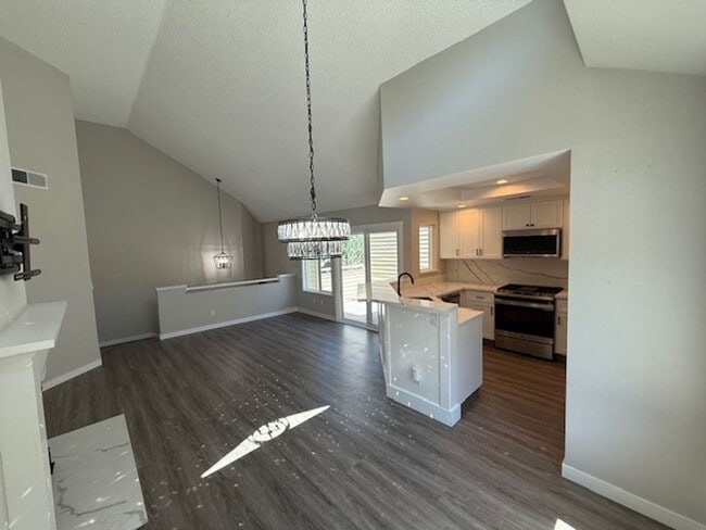 Building Photo - Renovated 1-Bedroom Condo with Updated Fixtures in Hercules