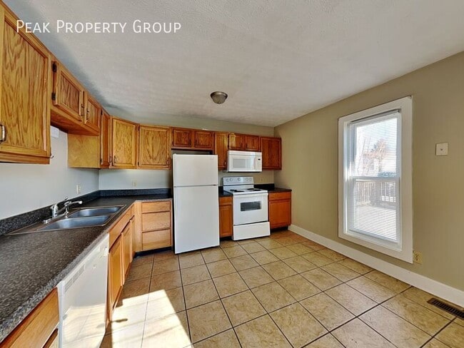 Building Photo - 1394 Indianola Ave