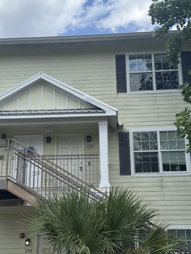 Building Photo - Huge 3-bedroom 2.5-Bathroom Condo Near parks and restaurants Unit 1215
