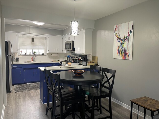 Photo - 402 Giddings Ln