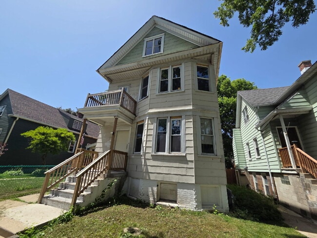 Building Photo - 2 Bedroom, 1 Bath Upper Unit 1 Upper
